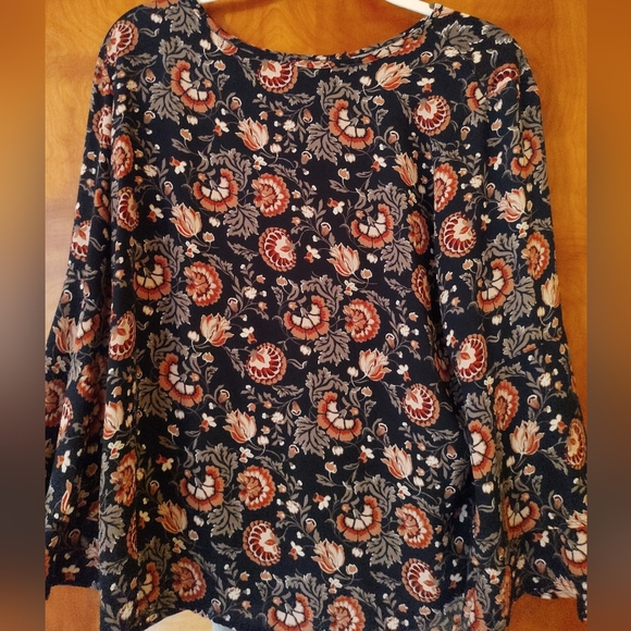 LOFT Tops - LOFT floral blouse. EUC. Women's L.